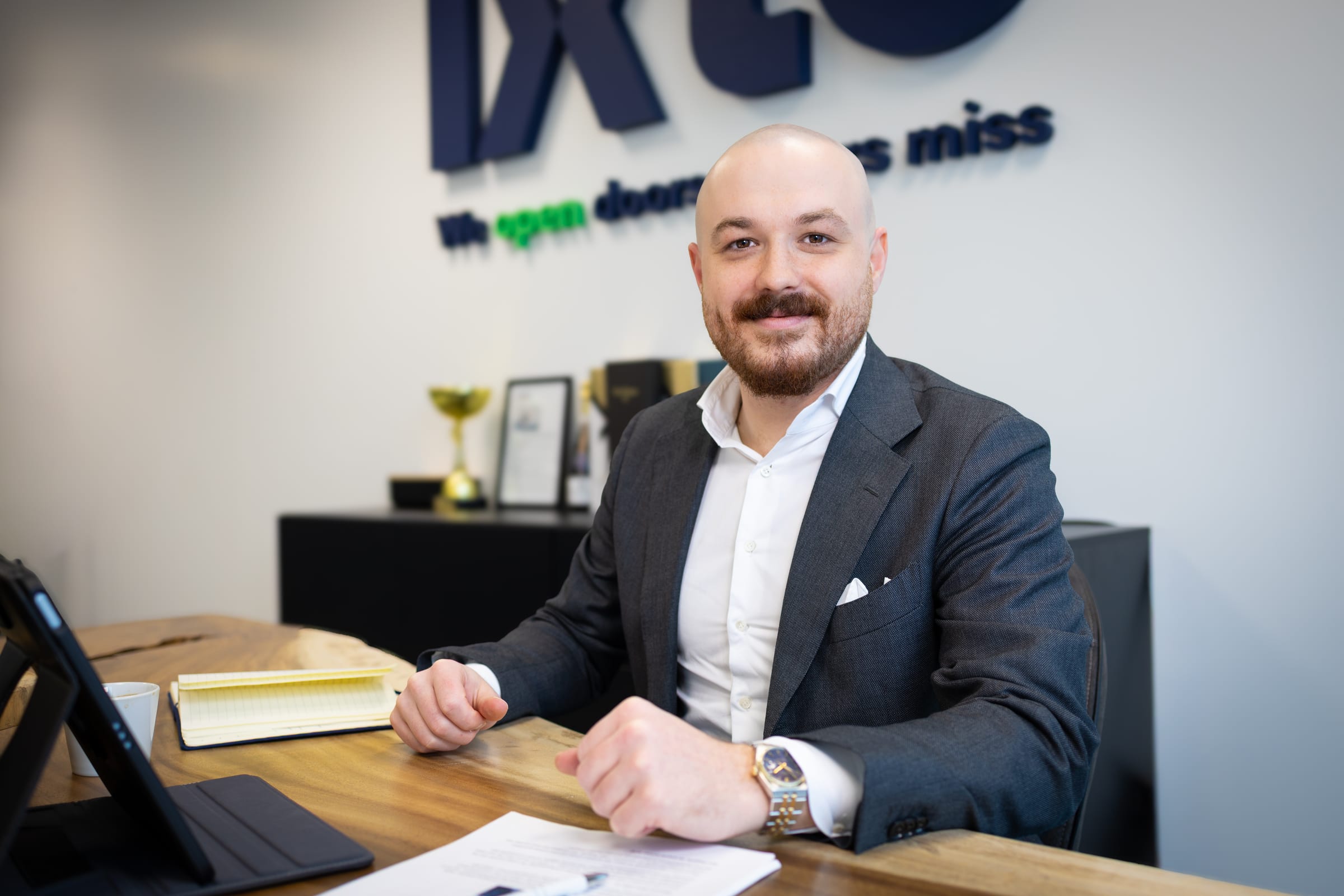 De directie van IXTE aan het bureau voor de merkwand