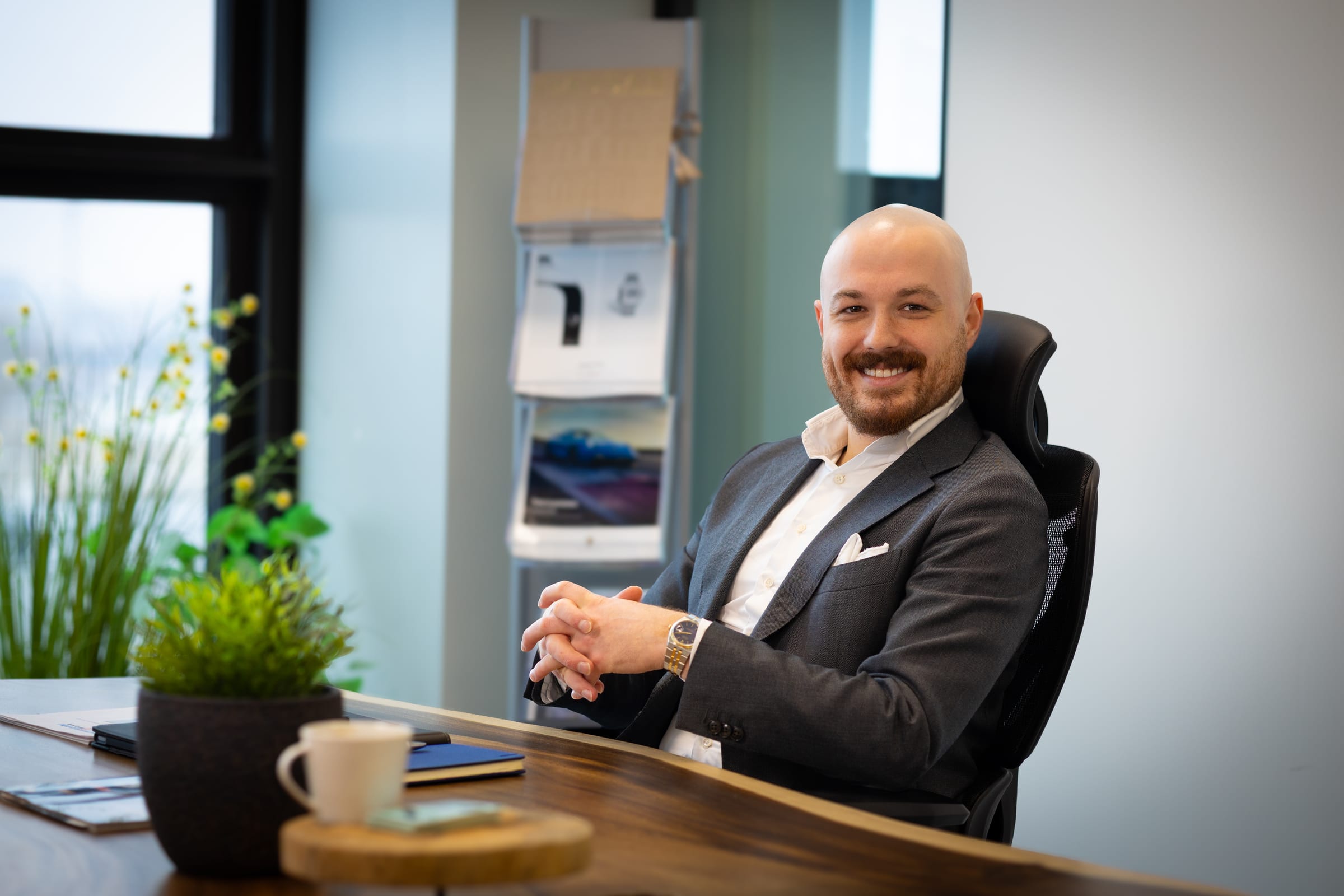 De directie van IXTE aan het bureau op kantoor in Delft