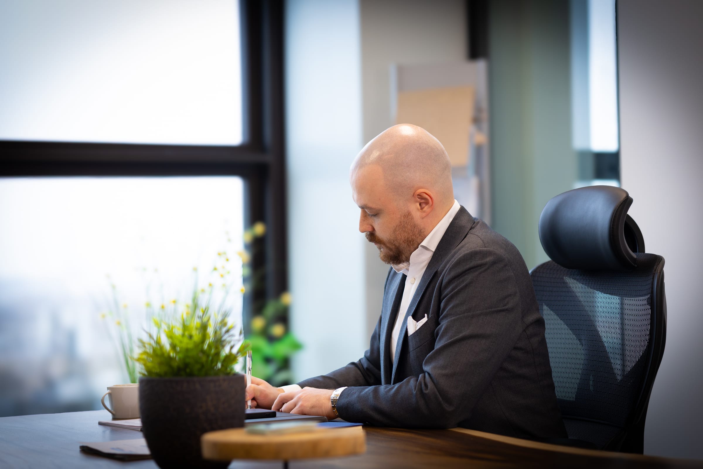 Werken aan het bureau op het kantoor van IXTE