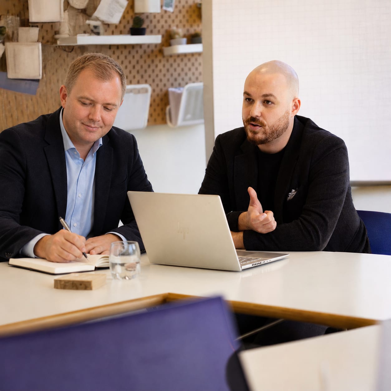 Klantmeeting met laptop bij IXTE