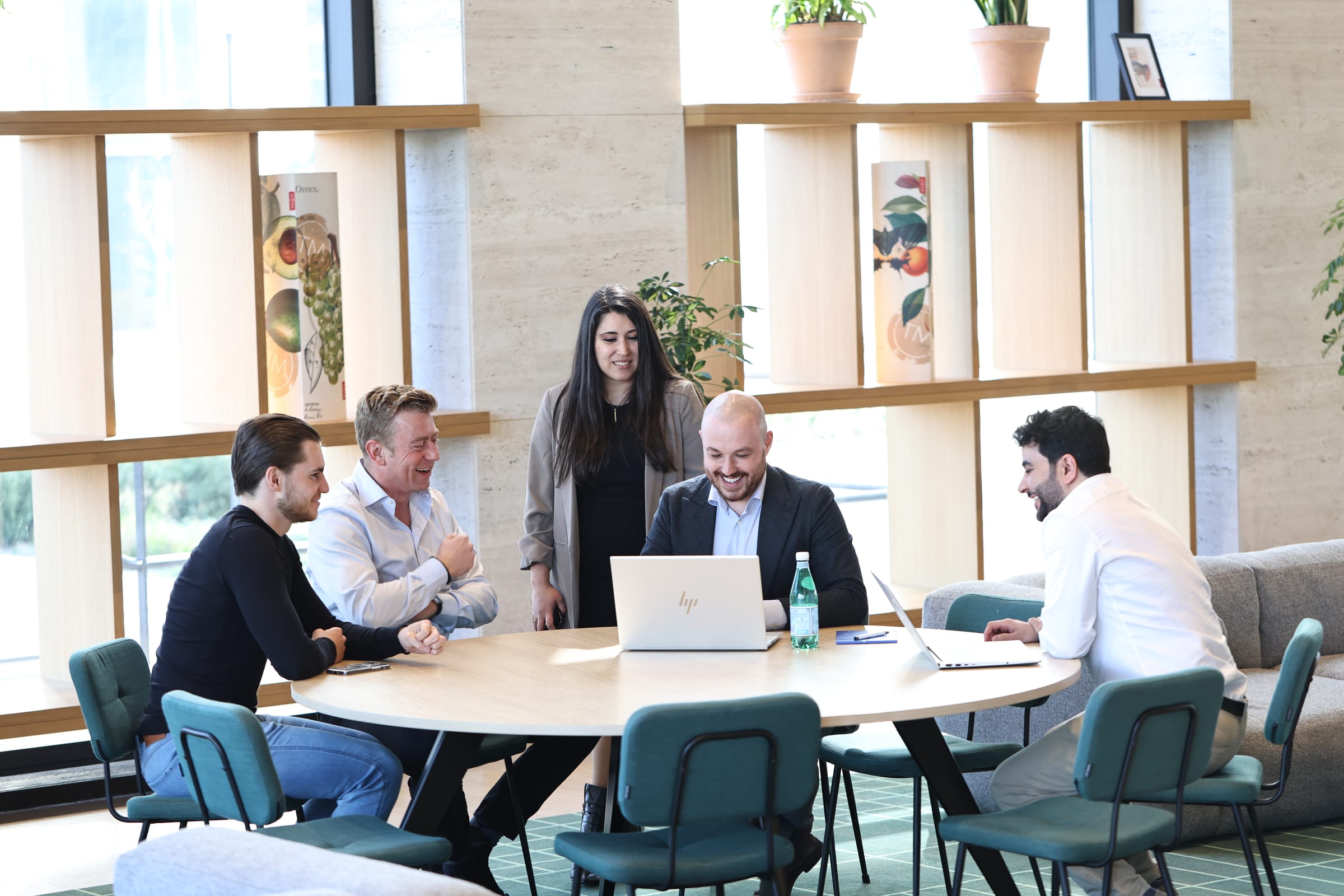 Het team van IXTE in overleg aan een ronde tafel