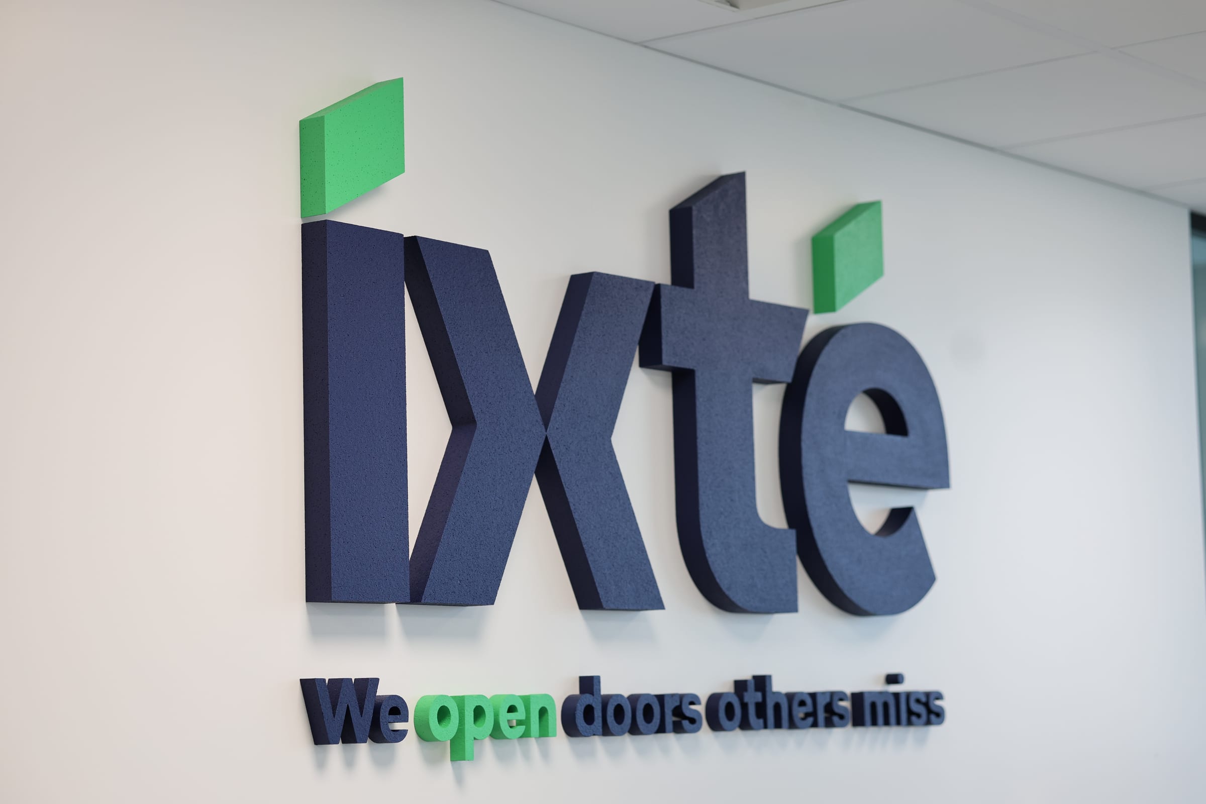 Het logo van IXTE op de kantoorwand