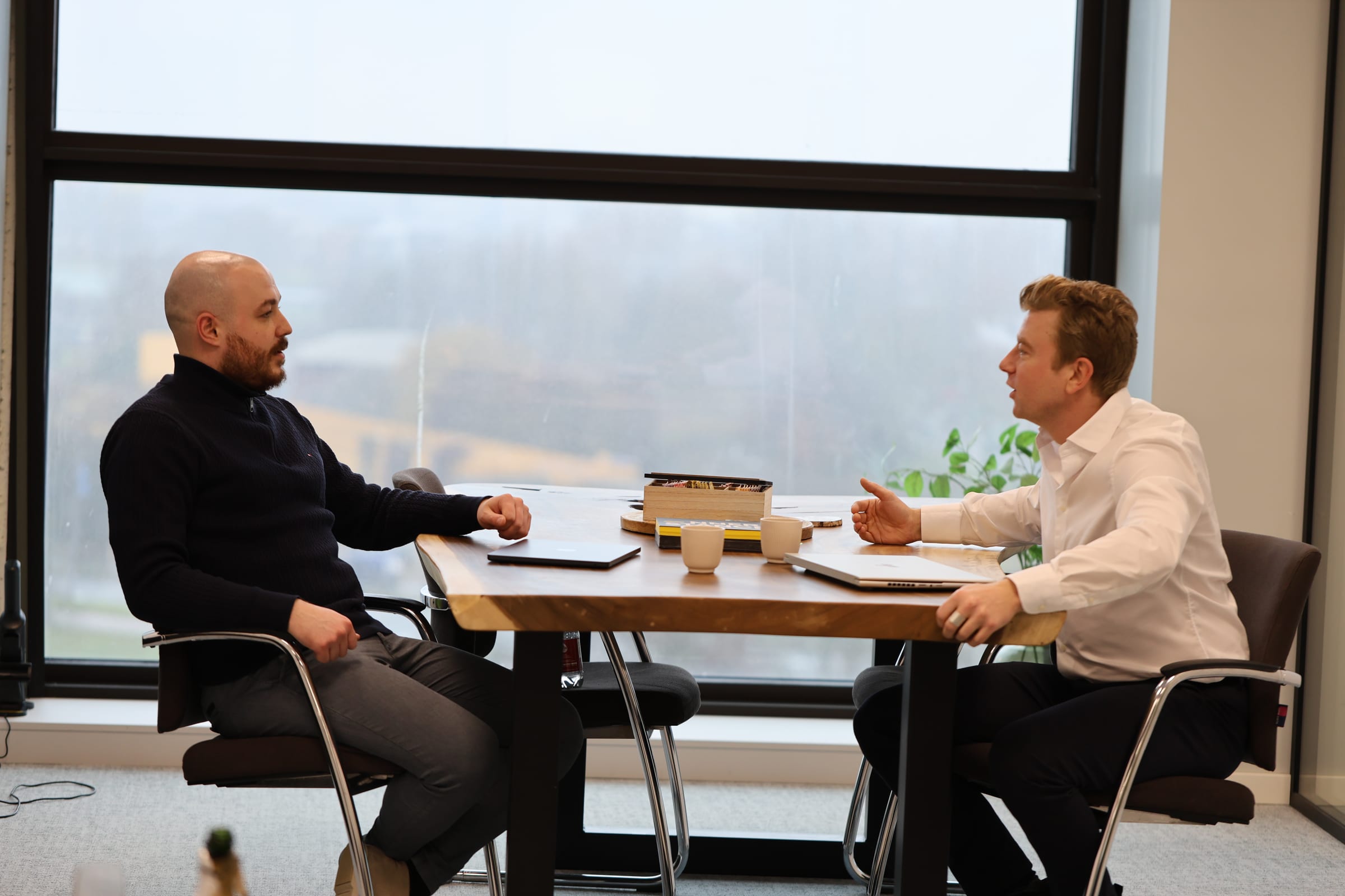 Gesprek met z’n tweeën aan tafel bij het raam