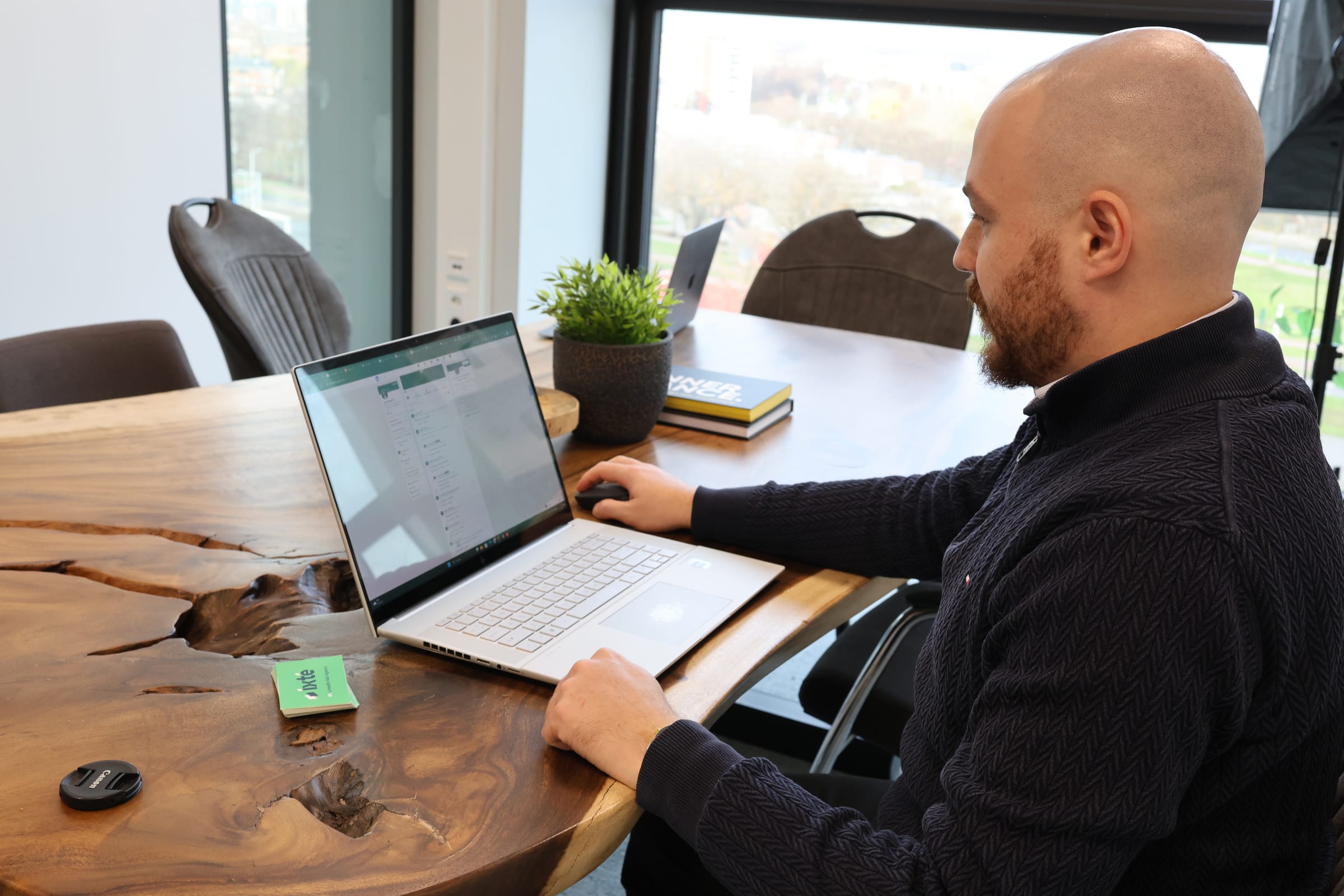 Werken op de laptop aan de vergadertafel