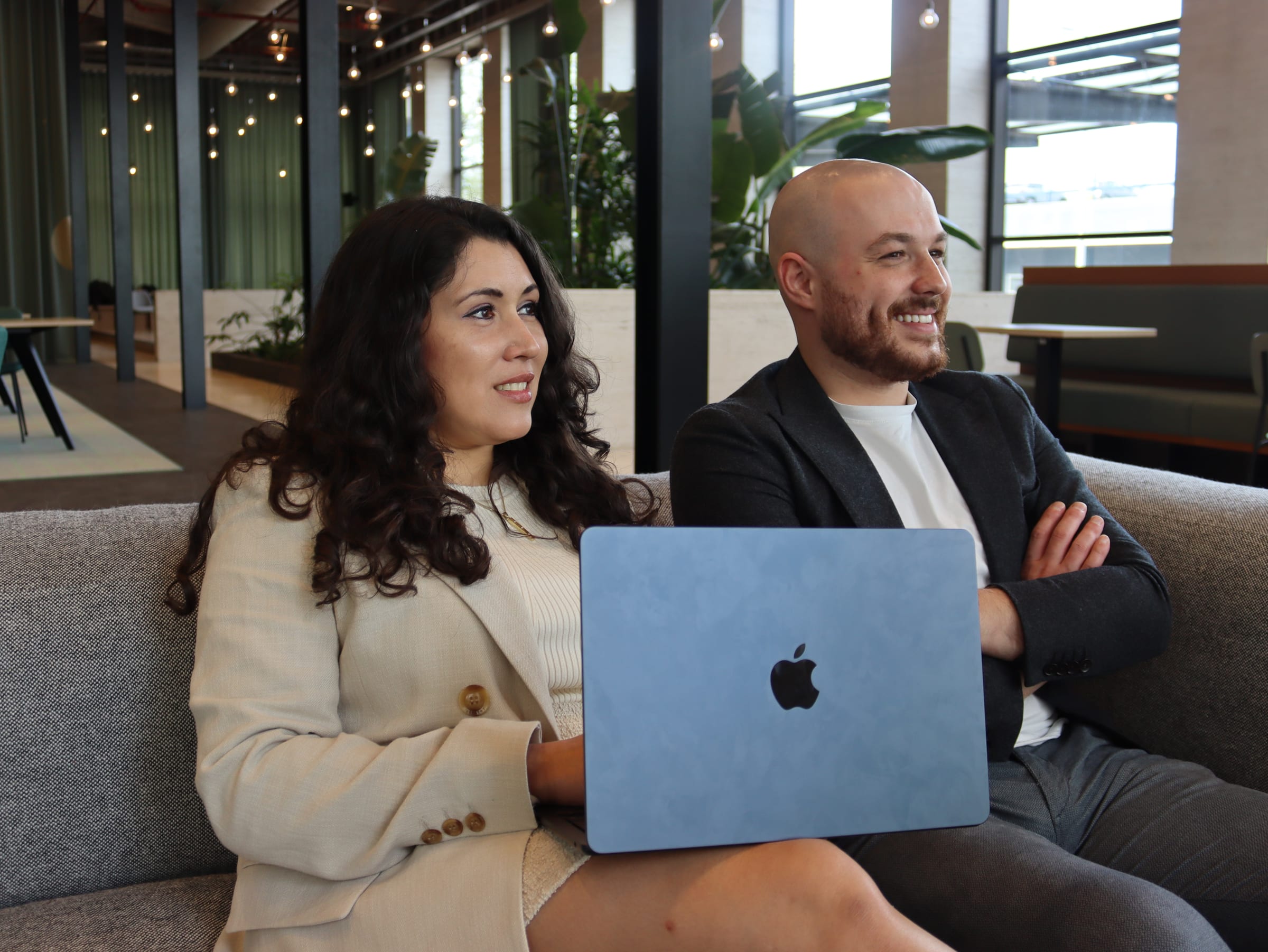 Overleg met laptop in de lounge