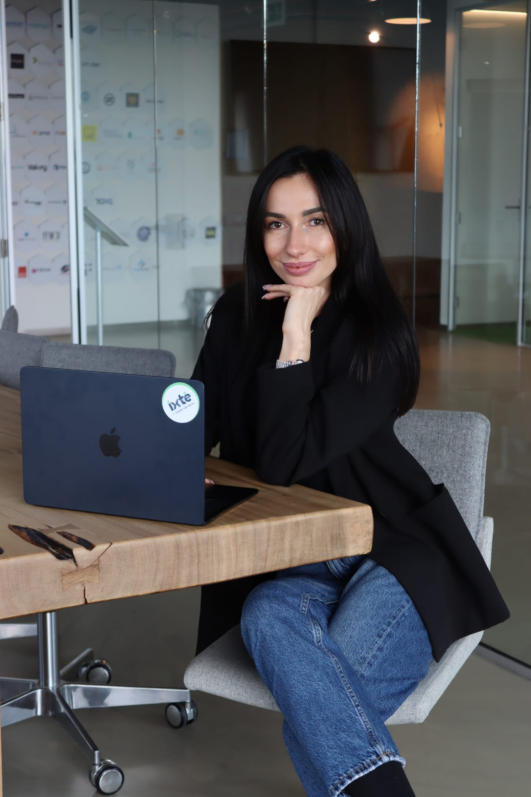 Medewerker van IXTE aan tafel met laptop