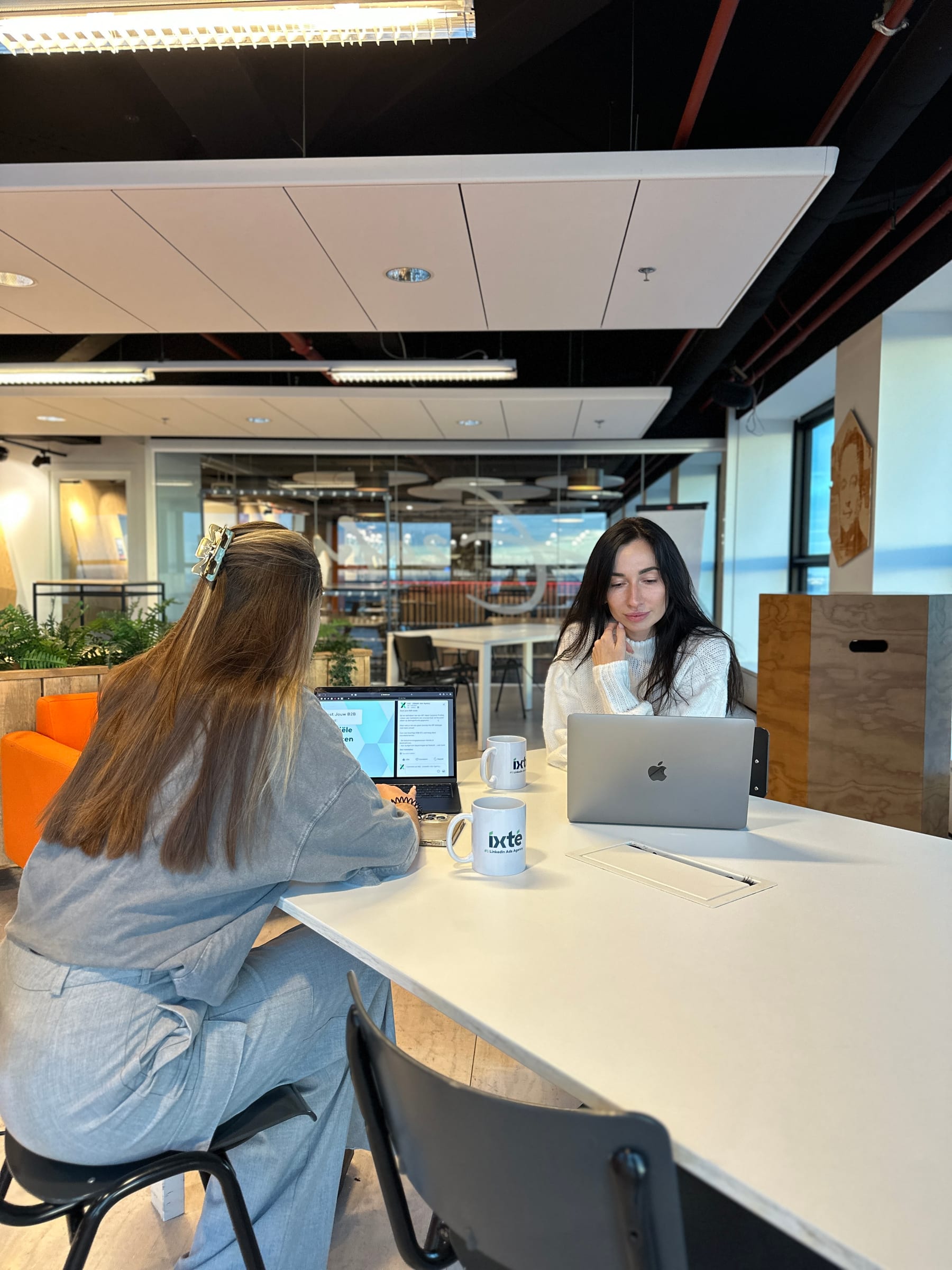 Twee medewerkers aan het werk op kantoor