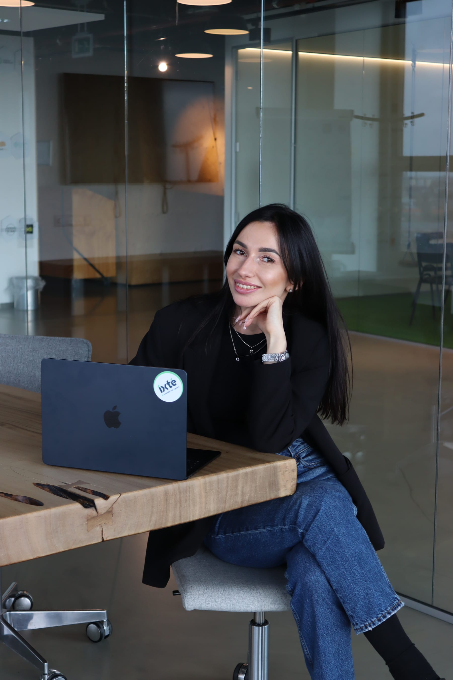 Medewerker van IXTE aan tafel op kantoor