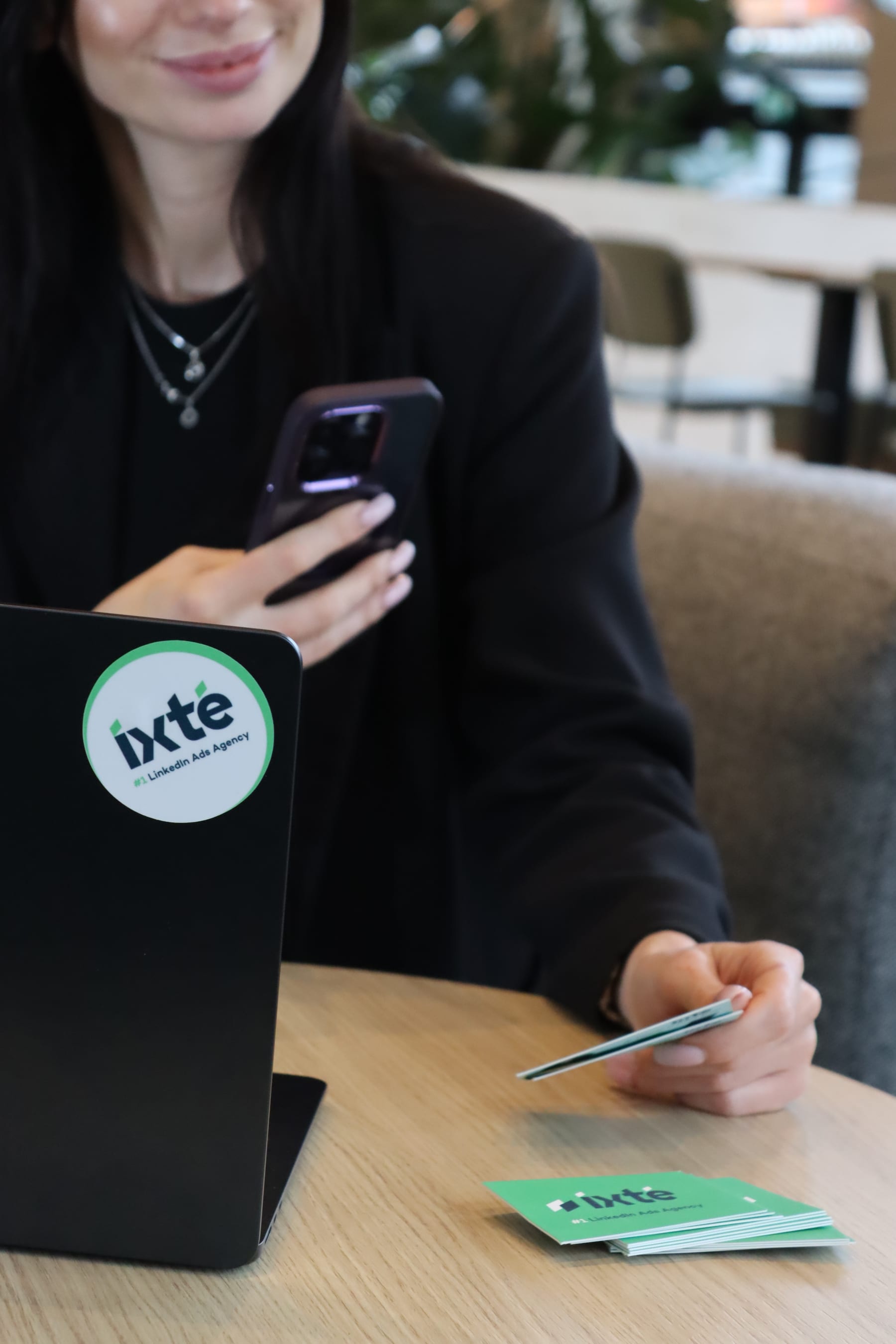 Detail van een laptop met het IXTE-logo