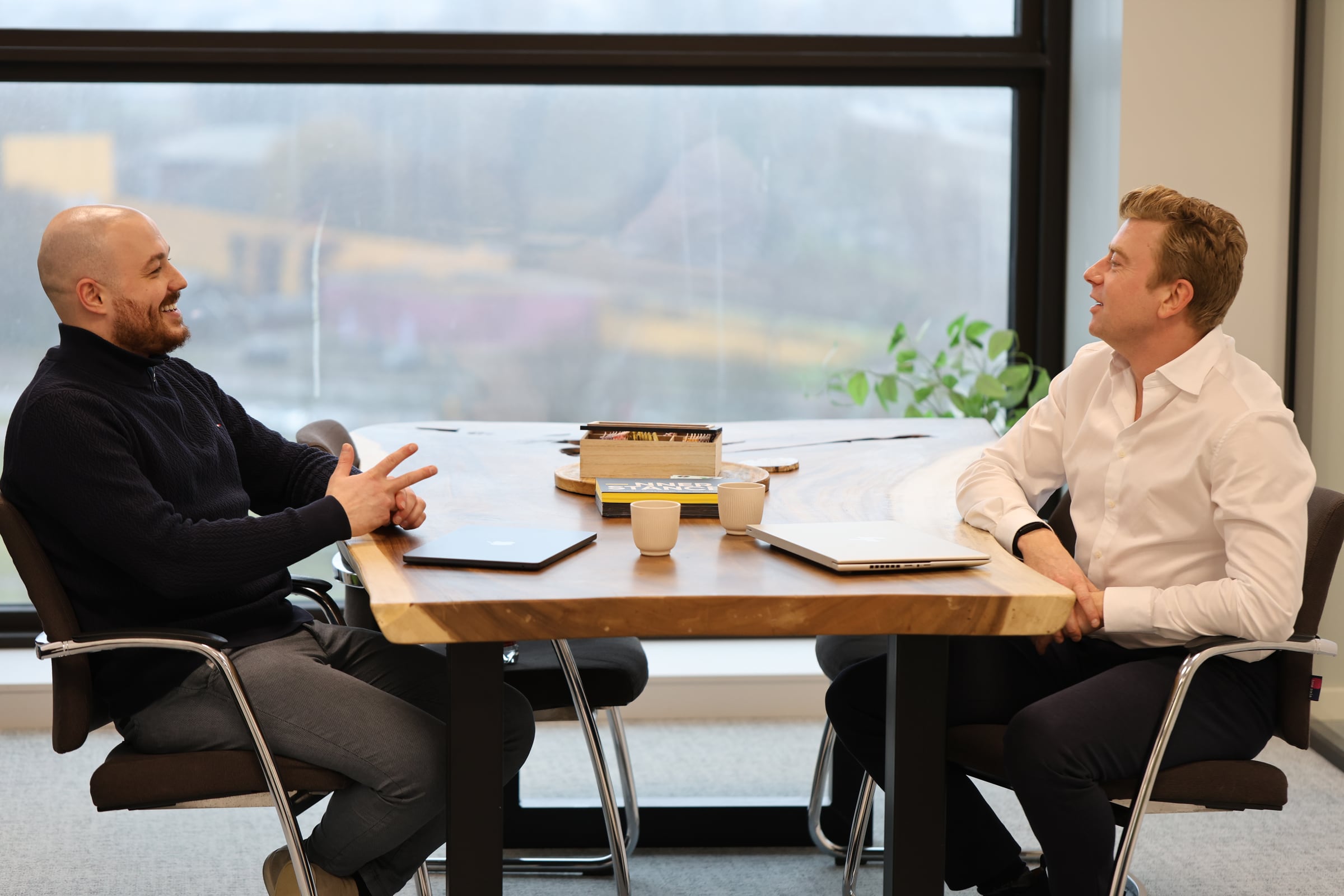 Gesprek aan de werktafel op het kantoor van IXTE